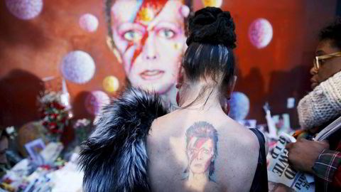 Faren for medieoverdose av David Bowie har vært konstant, mange følte det sikkert allerede samme kveld. Mens andre igjen satt pal og skrollet seg gjennom thinkpiece etter thinkpiece, så emojier etter emojier, og fulgte endeløse, lamslåtte hashtag-oppdateringer med Youtube-klipp. Foto: Stefan Wermuth, Reuters/NTB Scanpix