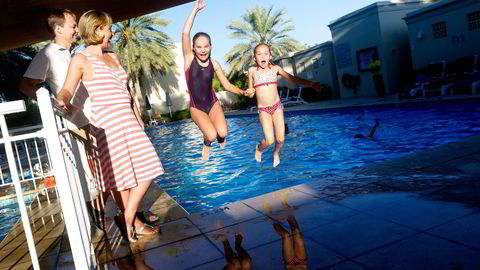 FAMILIEKOS. 35 varmegrader i luften og Mona og Helge Siljan har tatt med døtrene Nora (10) og Malin (8) til et av bassengområdene i expat-området Lakes i Dubai. Foto: Elin Høyland