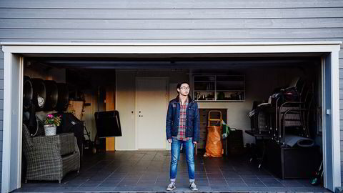 Kristoffer Moe har ikke førerkort og garasjen står tom. Tross dette fikk han én telefon fra DNB på 18. årsdagen sin og tillbud om billån. 
                  Foto:Hampus Lundgren