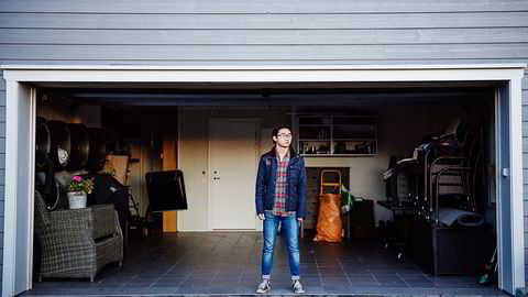 Kristoffer Moe har ikke førerkort og garasjen står tom. Tross dette fikk han én telefon fra DNB på 18. årsdagen sin og tillbud om billån. 
                  Foto:Hampus Lundgren