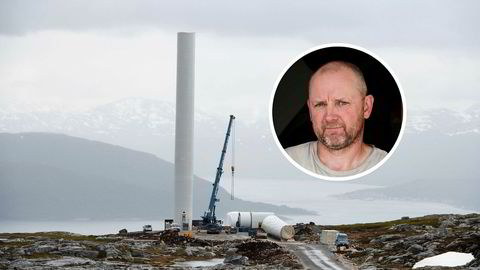 Utbygging av Nordlys Vindpark på Kvaløya i Tromsø kommune rett ved ferieparadiset Sommarøy. Den første turbinen reises. Hans-Harald Fallet Habberstad er en av grunneierne som har trukket seg fra avtalen med utbyggeren.