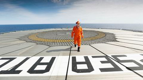 Odfjell Drilling-sjef Simen Lieungh på helikopterdekket på selskapets halvt nedsenkbare borerigg Deepsea Atlantic.