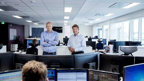 Analysesjef Frederik Lunde (til venstre) har ansatt flere analytikere samtidig som bransjen må ta betalt for aksjeanalyse. Her med norgessjef Christian Begby i et sommerstille meglerhus på Aker Brygge i Oslo.