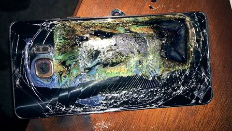 En Samsung Galaxy Note 7 tok fyr på et stuebord i Richmond, USA. Samsung har stoppet all produksjon av telefonen. Foto: Shawn L. Minter/AP/NTB scanpix