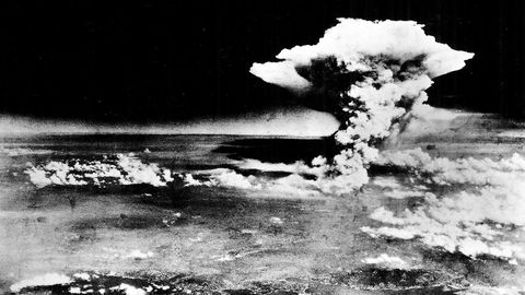 Det viktigste våpenkappløpet i verden i dag er ikke atomvåpen, det er kunstig intelligens, kunstig liv og robotikk. Her bilde av atombomben som ble droppet over Hiroshima, i Japan, under annen verdenskrig.