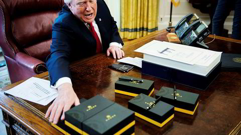 President Donald Trump ga bort penner til pressen etter at han signerte skattereformen 22. desember i fjor.