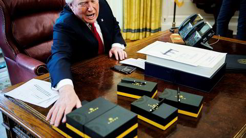 President Donald Trump ga bort penner til pressen etter at han signerte skattereformen 22. desember i fjor.