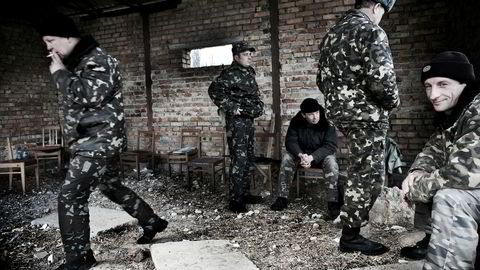 EU fasthoder kravene om at Russland må holde seg unna Ukraina. Her ukrainske soldater ved Belbek militærbase i Ukraina.