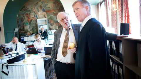 Fra venstre Lars Audun Lundes advokat Atle Helljesen og advokat Bjørn Stordrange. Foto: Tomas Alf Larsen