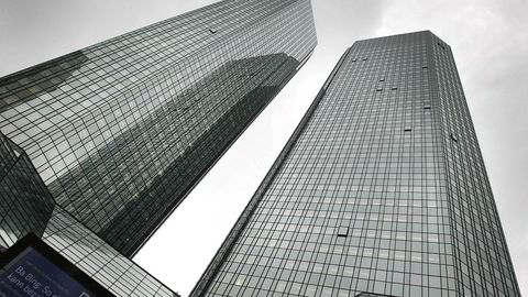 Deutsche Bank går på milliardtap i andre kvartal.