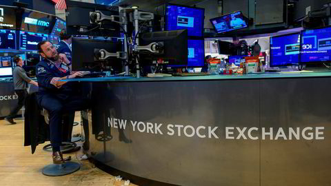 Førhandelen i USA peker nedover mandag formiddag. Her er traderne på gulvet på New York Stock Exchange.