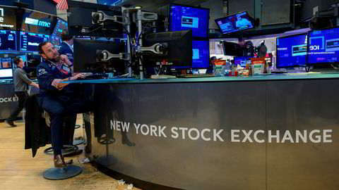 Førhandelen i USA peker nedover mandag formiddag. Her er traderne på gulvet på New York Stock Exchange.