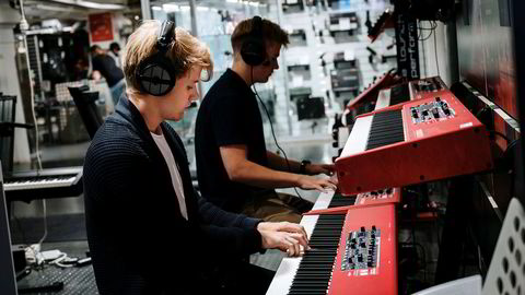 Fra venstre: Andreas Dahl og Nikolai Dahl ser på keyboard i 4 Sound. Andreas Dahl skal flytte hjemmefra og trenger et instrument til kollektivet. 4 Sound har dårlig resultat og skylder på netthandel. Foto: Fartein Rudjord