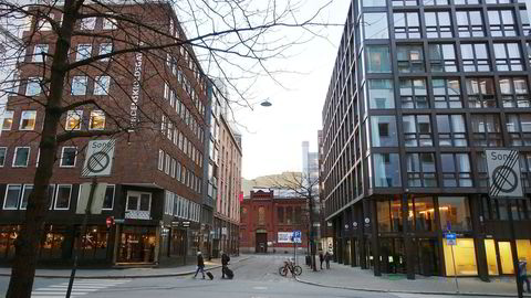 Hotel Verdandi i Oslo ligger i bygget til høyre – med servering av frokost over gaten til venstre på restauranten Foodie.