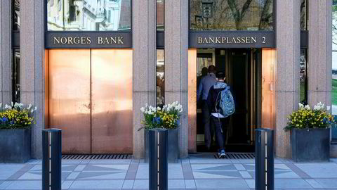 Det er neppe ønskelig at Norges Bank stadig endrer oppfatning om den relative betydningen av de ulike elementene av sitt mandat. En slik fleksibilitet kan skade forutsigbarheten og endatil troverdigheten.