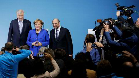 Forbundskansler Angela Merkel, flankert av Bayerns ministerpresident Horst Seehofer (til venstre) og SPD-leder Martin Schulz. De tre er i rute til å danne en ny tysk storkoalisjon.