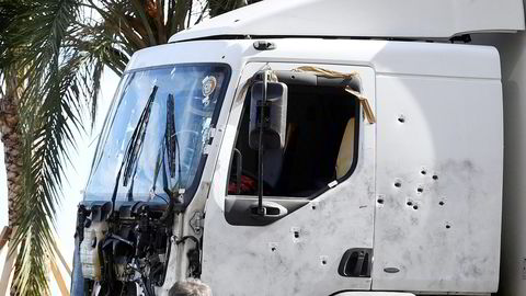 Med denne bilen kjørte en mann gjennom folkemengden som feiret Frankrikes nasjonaldag i Nice 14. juli. Gjerningsmannens tilknytning til IS har vært diskutert i etterkant . Foto: Boris Horvat/AFP/NTB Scanpix