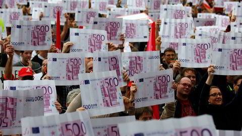 Mange tyskere har reagert på at 500-euroseddelen tas ut av produksjon. Men personene på bildet som deltok i en anti-kapitalisme-demonstrasjon i Frankfurt i fjor høst er neppe blant tilhengerne av den store seddelen.