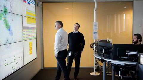 Salgssjef Cato Lammenes (til venstre) og strategidirektør Anders Tysdal i Tampnet lover en ny stor fiberkabel over Nordsjøen. Her står de i operasjonsrommet foran Henrik H. Breivik ved pulten.