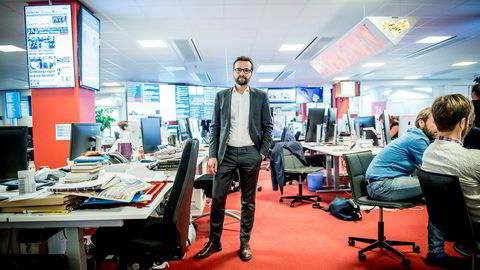 – Dere kommer fra Dagens Næringsliv? Ingen bilder av skjermene! sier en nyhetssjef strengt til fotografen. Martin Ahlquist (til venstre) er politisk redaktør i den svenske avisen Expressen.