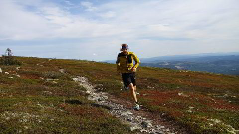 Sondre Amdahl får invitasjoner fra ulike verdenshjørner til ultraløp som ofte kan vare rundt et døgn eller mer. Det er på stiene i Trysil at grunnlaget er blitt lagt. Begge foto: Nils Christian Mangelrød