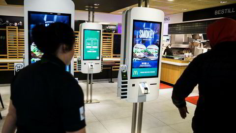 Slik blir den nye generasjonen McDonalds som her på Alnabru. Kundene bestiller selv på automatene og får levert maten på bordet etter noen minutter.