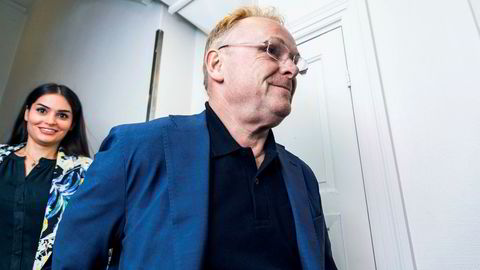 Hånd i hånd går Per Sandberg og Bahareh Letnes på vei til deres felles pressekonferanse etter at Sandberg trakk seg som fiskeriminister.