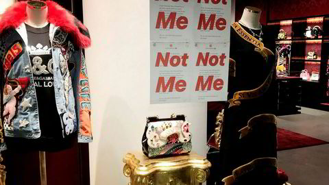 Italienske Dolce &amp; Gabbana boikottes i Kina. I utstillingsvinduer er det satt opp plakater i protest mot uttalelser grunnlegger Stefano Gabbana kom med i en privat instagram-melding til en innflytelsesrik moteblogger.