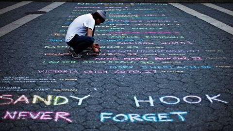 Gatekunstner Mark Panzarino skrev opp navnene til de drepte etter angrepet ved Sandy Hook Elementary School under seksmånedersmarkeringen i New York i 2013. Siden har masseskytingene fortsatt.