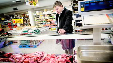 Bunnpris-arving og styreleder Christian Lykke forhandler om ny leverandør-avtale til landets minste dagligvarekjede. Gunstein Instefjord i Forbrukerrådet frykter Norgesgruppens makt.  Foto: Ole Morten Melgård