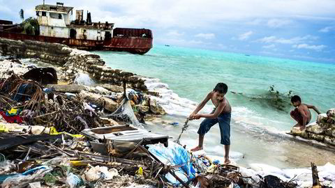 Bak idyllen. Smågutter leker i bølgene bak en dike av sementsekker som skulle beskytte mot havet. De fleste strendene på Sør-Tarawa er dekket med søppel.