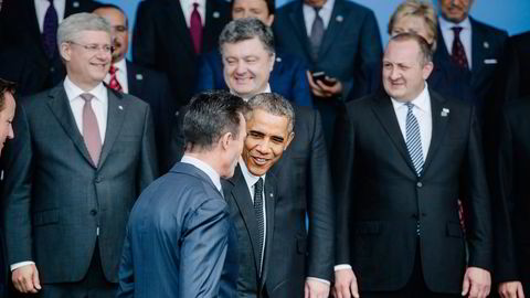 VIL VEDTA STYRKEOPPBYGGING. Generalsekretær i Nato Anders Fogh Rasmussen (foran) sammen med USAs president Barack Obama ved ankomst til Nato-møtet på Celtic Manor i Wales torsdag. Foto: Hampus Lundgren