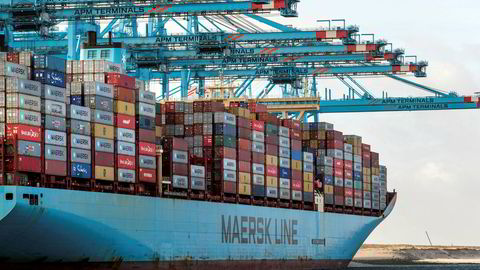 Alt gikk ikke som planlagt da Mærsk automatiserte containerhåndteringen ved en av sine terminaler i Rotterdam. På bildet heises containere ombort på et skip fra Mærsk i havnen i Rotterdam.