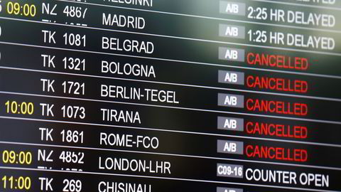 En skjerm viser status over flygningene på Ataturk-flyplassen i Istanbul onsdag. Foto: Osman Orsal/