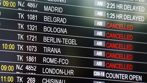 En skjerm viser status over flygningene på Ataturk-flyplassen i Istanbul onsdag. Foto: Osman Orsal/