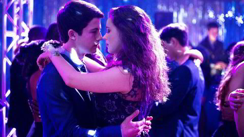 «13 Reasons Why» er en nokså stusslig erstatning for den følelsesmessige karusellen «Skam» har gitt oss: Alt er love. Her er Hannah Baker (Katherine Langford) and Clay Jensen (Dylan Minnette) i serien «13 Reasons Why».
