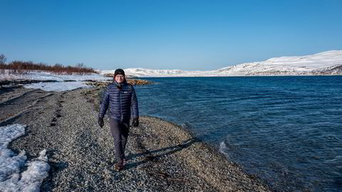 På dette forblåste neset i Finnmark vil energigründer Bjørgulf Eidesen, som står bak børsnykommeren Horisont energi, bygge en ny industriepoke med utslippsfritt maritimt drivstoff. Om fire år skal skip med blå ammoniakk seile ut fjorden.
