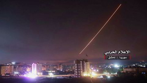 Bildet viser ifølge syriske myndigheter nedskyting av en israelsk rakett over Damaskus. Israel hevder å ha ødelagt all iransk infrastruktur i Syria.