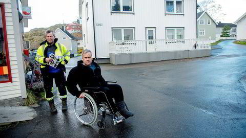 Lasteleder Helge Rishatt (til venstre) og arbeider Børge Rishatt har begge jobbet en mannsalder på Ellingsen Seafood Skrova. Selskapet er hjørnestensbedrift med eget slakteri på Skrova.