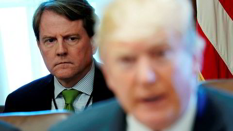 President Donald Trump er rasende på Don McGahn (bak), tidligere advokat i Det hvite hus.
