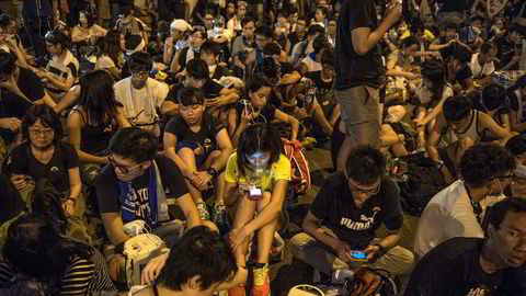 SØKER INNFLYTELSE. Occupy-bevegelsen var fremdeles i Hong Kongs finansdistrikt mandag. Her studenter utenfor byens administrasjonskontor. Foto: Fartein Rudjord