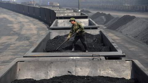 IMF frykter at både råvarefall, finansuro og Kinas overgang til en mer balansert vekst kan true bedringen i verdensøkonomien. Bildet er fra en kulltransport i byen Taiyuan i Shanxi-provinsen nord i Kina i 2013. Foto: AP/TT/NTB SCANPIX