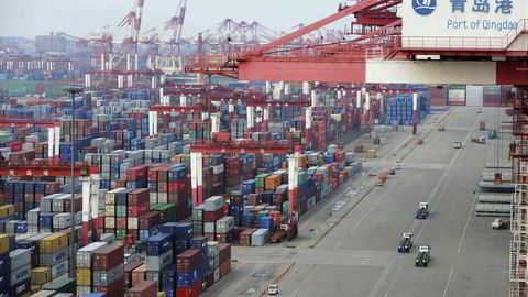 Kraftig nedgang i kinesisk vekst kan gi internasjonal smitte, frykter IMF. Bildet er fra havnen i Qingdao i Shandong-provinsen i Kina. Foto: AP/NTB SCANPIX