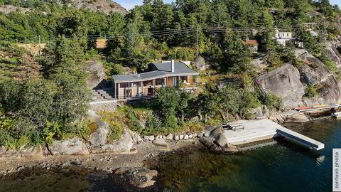 Hytta i Øyaveien i Sandefjord hadde en prisantydning på 20 millioner kroner, men ble nylig solgt 16,5 millioner.  Foto: Eiendomsmegler 1 / Zentuvo
