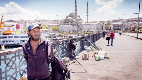 – Erdogan er den beste lederen vi noensinne har hatt. Jeg er villig til å ofre livet mitt for ham, sier fisker Halil Ibrahim Akdeniz. Han ble vitne til kuppforsøket fra Galata-broen der han bor fredag for en uke siden. Foto: Gunnar Lier