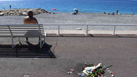 Blomstene på strandpromenaden i Nice vitner om at alt er langt fra normalt. Foto: AFP/Anne-Christine Poujoulat