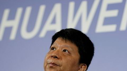 Huawei saksøker USA etter å ha blitt utestengt fra det amerikanske markedet. – Forbudet er ikke bare ulovlig, men det hindrer også Huaweis adgang til frie konkurransevilkår, som til syvende og sist rammer amerikanske forbrukere. Å gå rettens vei er vår siste og eneste rette utvei, sa styreformann Guo Ping i Huawei Technologies torsdag morgen.