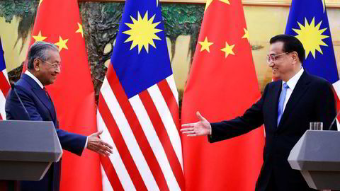 Kinas statsminister Li Keqiang (til høyre) hadde håpet å redde store kinesiske investeringer i Malaysia, men landets statsminister Mahathir Mohamad har nå kansellert en ny kinesiskfinansiert jernbane og to gassrørledninger.