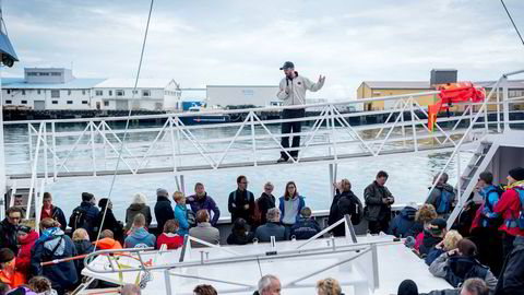 Guide Robert Kralovic i Hvalsafari as tar med 100 turister på hvalsafari utenfor Andenes.