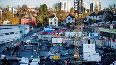 Obos bygger nye leiligheter i Kværnerbyen i Oslo, men boliginvesteringene ligger an til å falle i år.